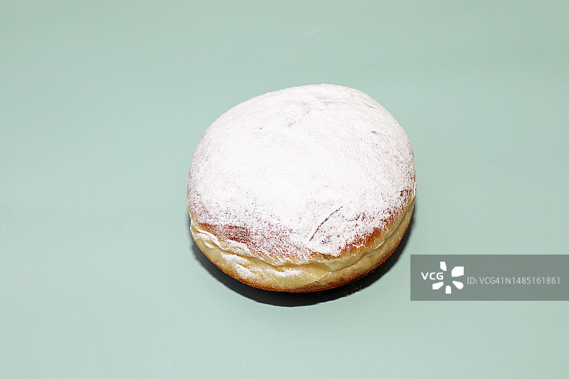 绿色背景下的甜点俯视图图片素材