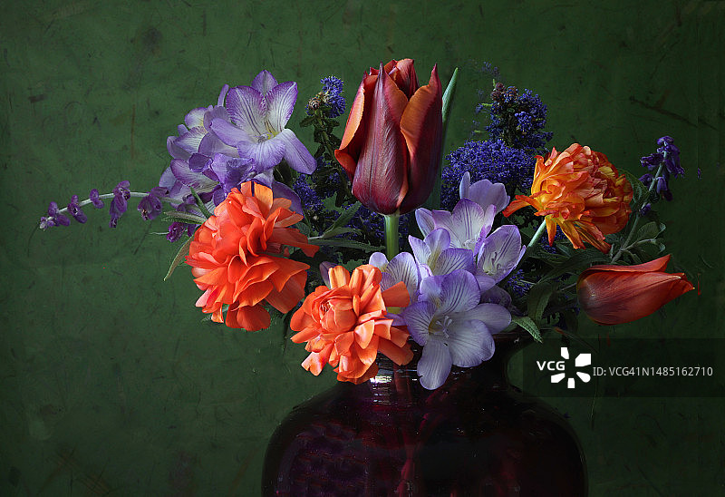 桌子上花瓶中鲜花的高角度景观图片素材