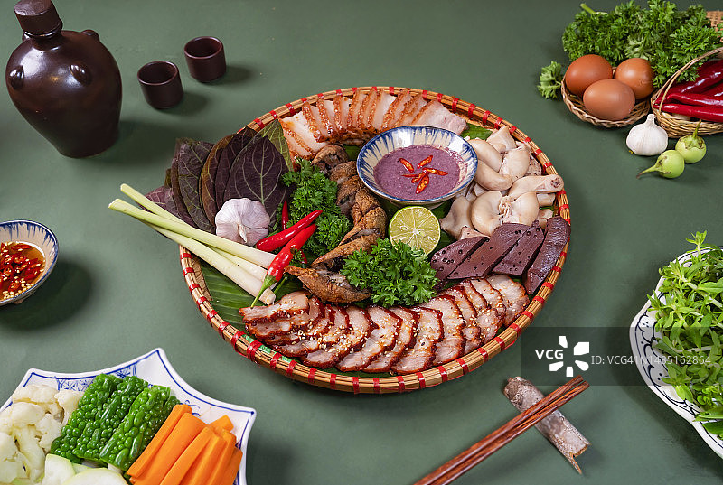 越南餐桌上的各种美食图片素材