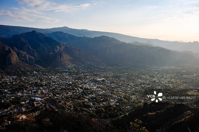 清晨的山区小镇图片素材
