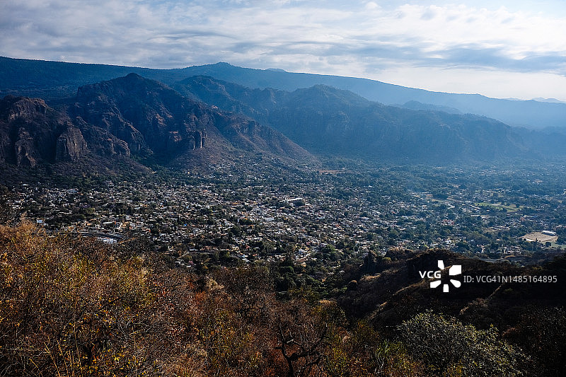 清晨的山区小镇图片素材