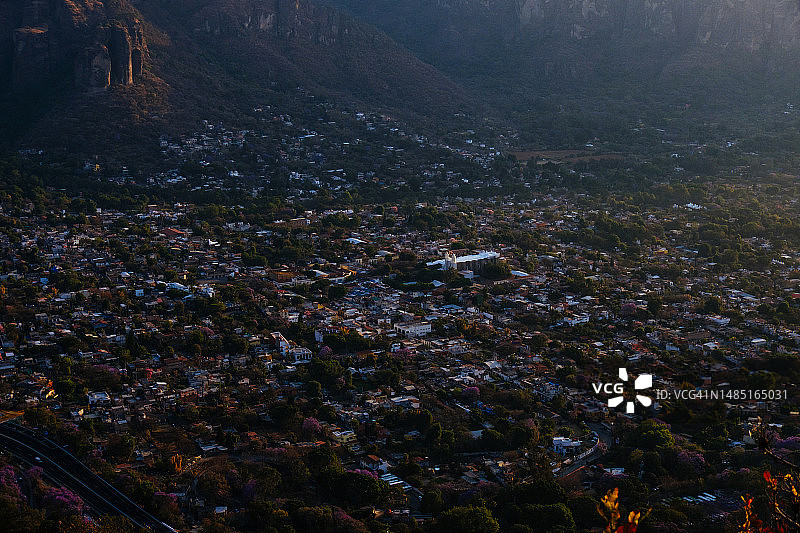 山谷中的城镇图片素材