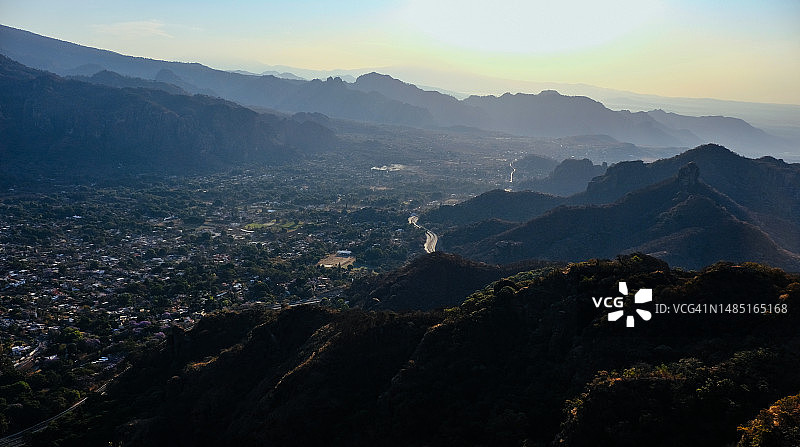 山谷中的小镇图片素材