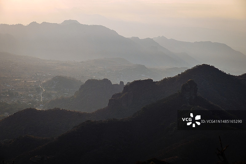 清晨的山区小镇图片素材