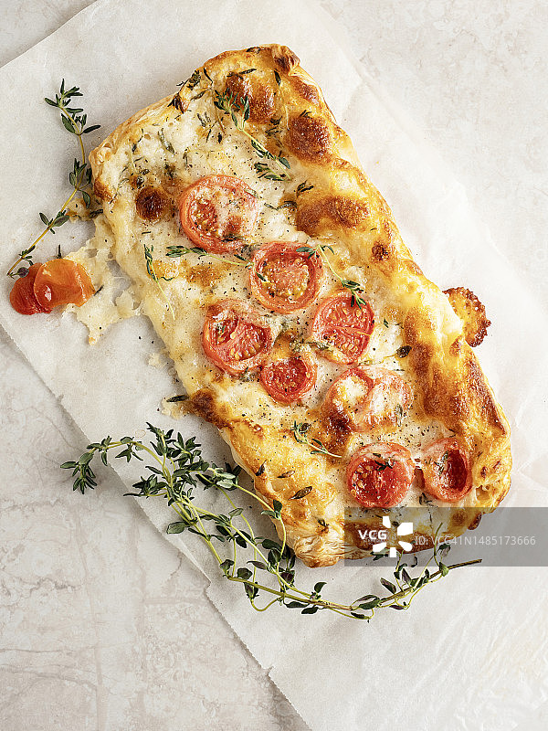 奶酪番茄酥皮披萨图片素材