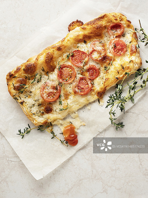 奶酪番茄酥皮披萨图片素材