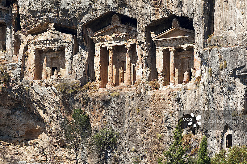 岩石上雕刻的古老利西亚墓葬图片素材