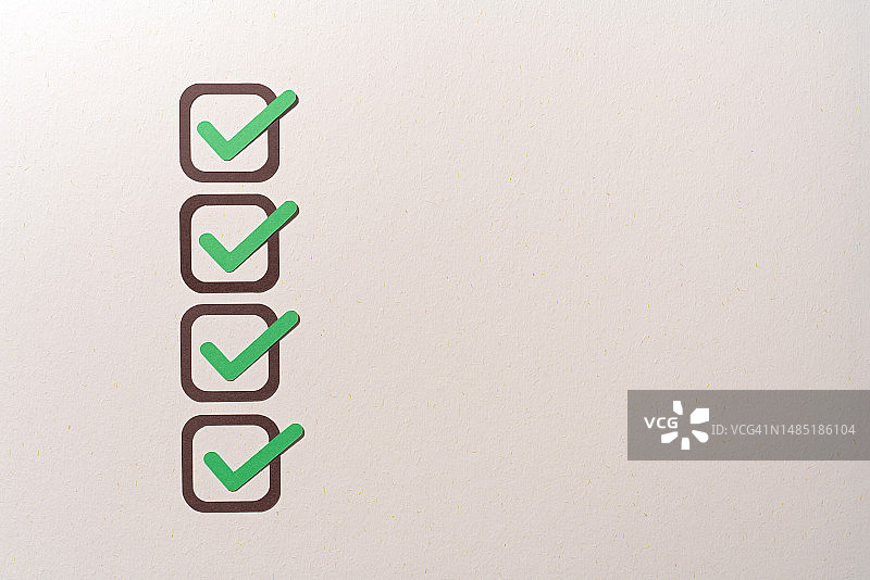 带有选中标记的已完成清单纸工艺图片素材