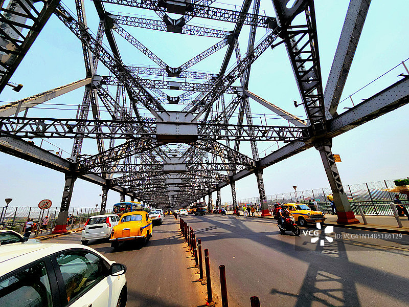 豪拉大桥上通往豪拉火车站的交通图片素材