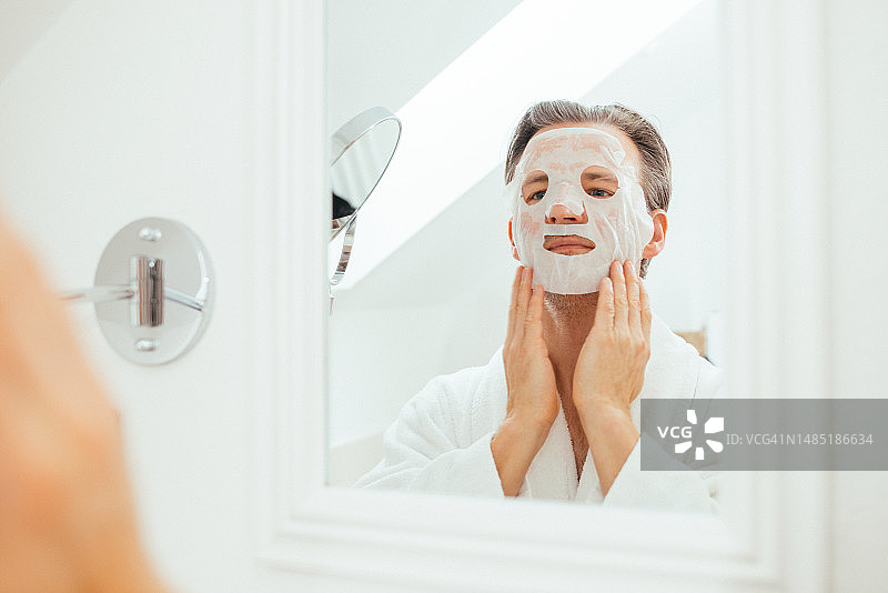 男人在家里敷面膜图片素材