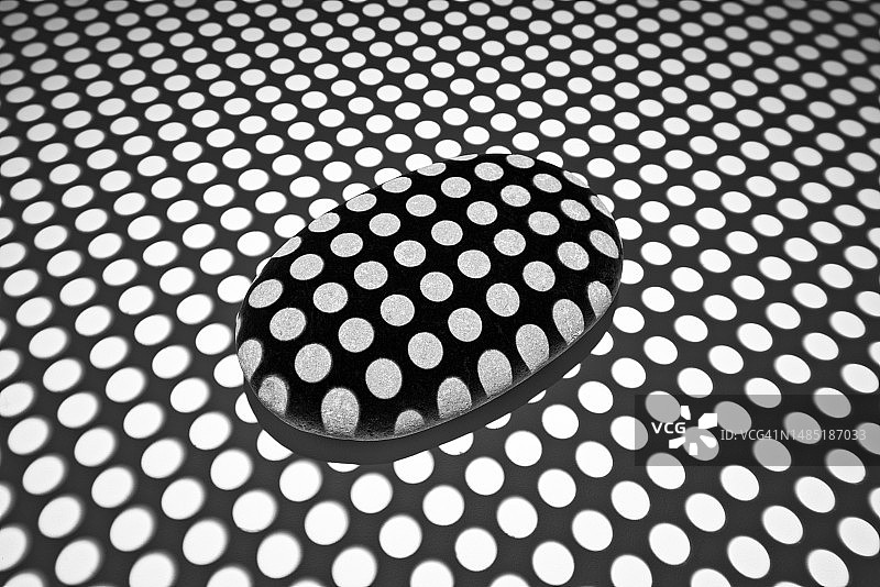 网状光线投射在大卵石上图片素材