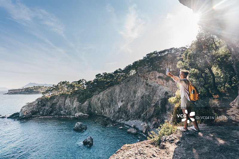 驻足欣赏海景的女人图片素材