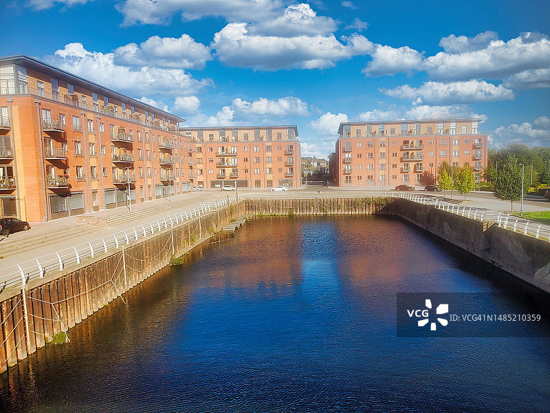 旧运河船盆地周围的新住宅公寓图片素材