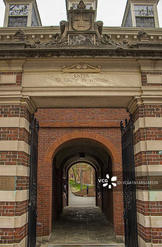 哈佛大学1890届校门，马萨诸塞州剑桥市图片素材