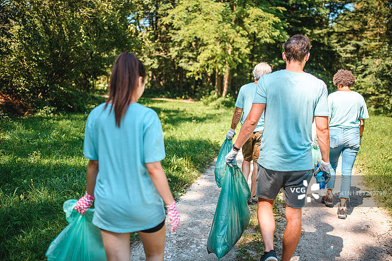 一小群混血环保主义者在自然中行走图片素材
