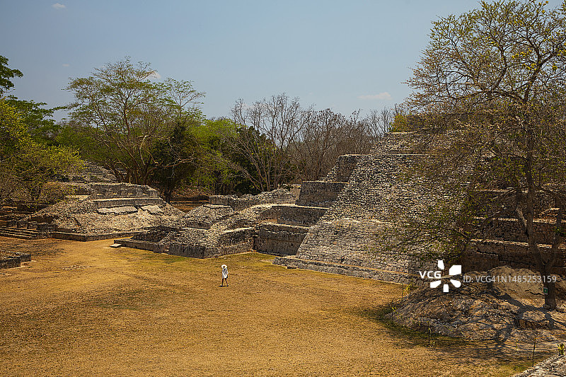 女人在墨西哥埃兹纳探索玛雅遗址图片素材