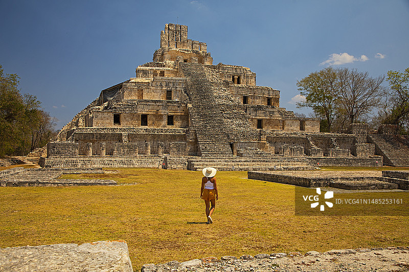 女人在墨西哥埃兹纳探索玛雅遗址图片素材