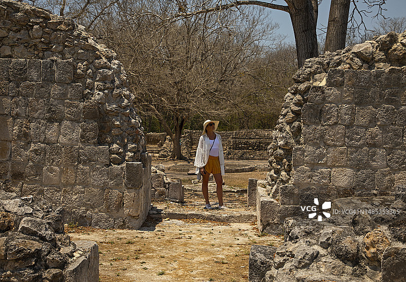 女人在墨西哥埃兹纳探索玛雅遗址图片素材