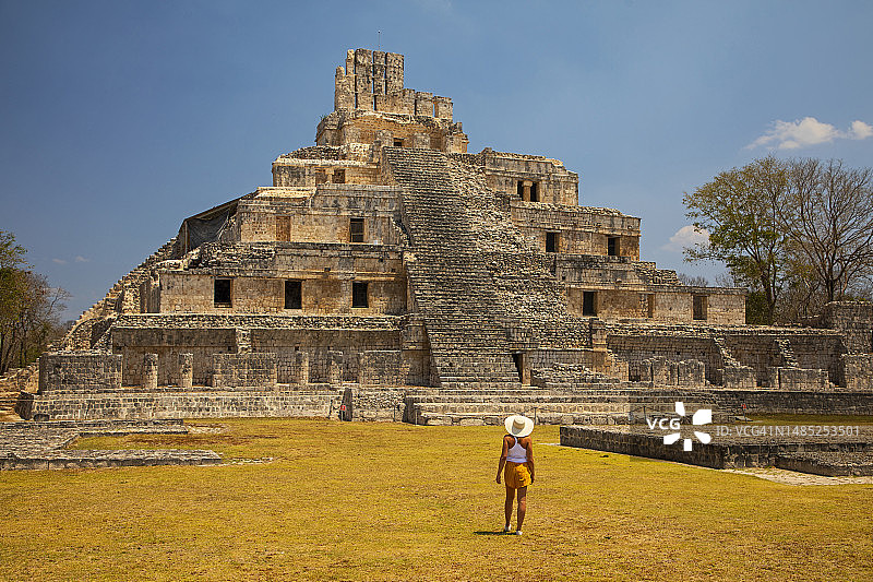 女人在墨西哥埃兹纳探索玛雅遗址图片素材