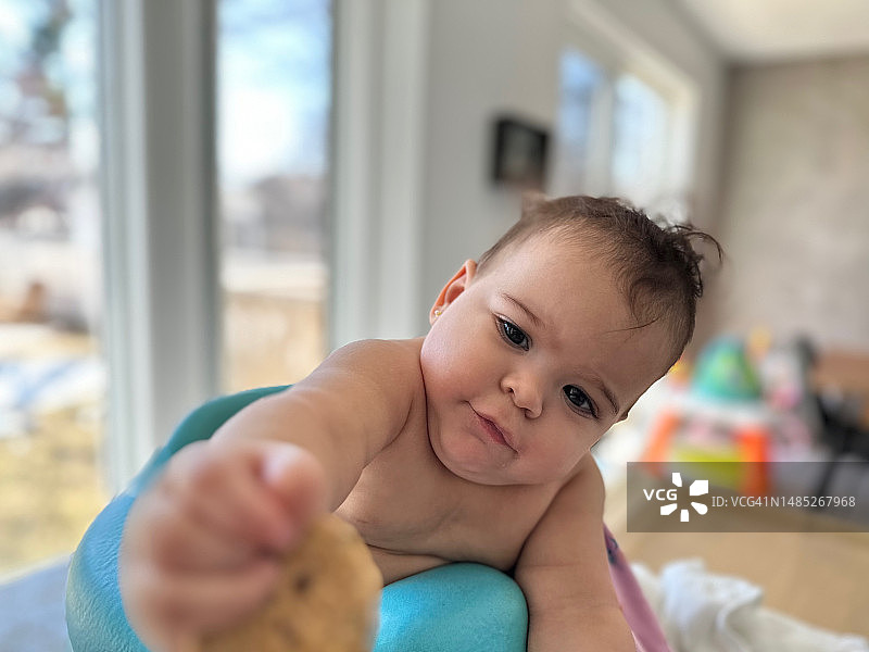 宝宝吃饼干图片素材