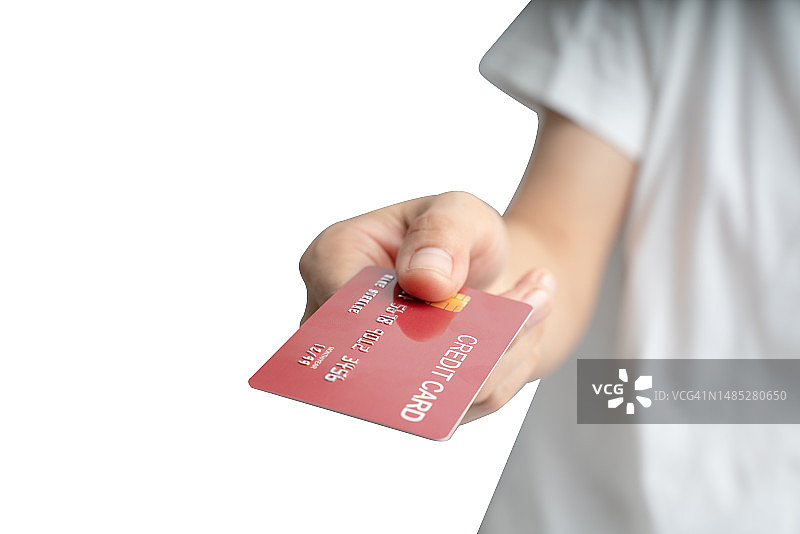 女人手持红色信用卡，金融业务和在线营销概念图片素材