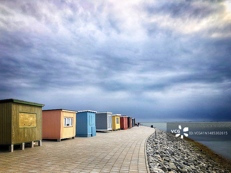 海边的彩色更衣室图片素材