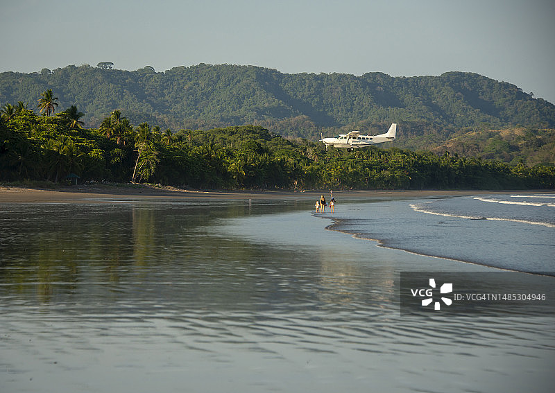 飞机降落在哥斯达黎加尼科亚半岛坦博海滩附近图片素材