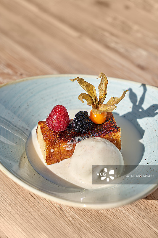 顾客餐桌上的甜点图片素材