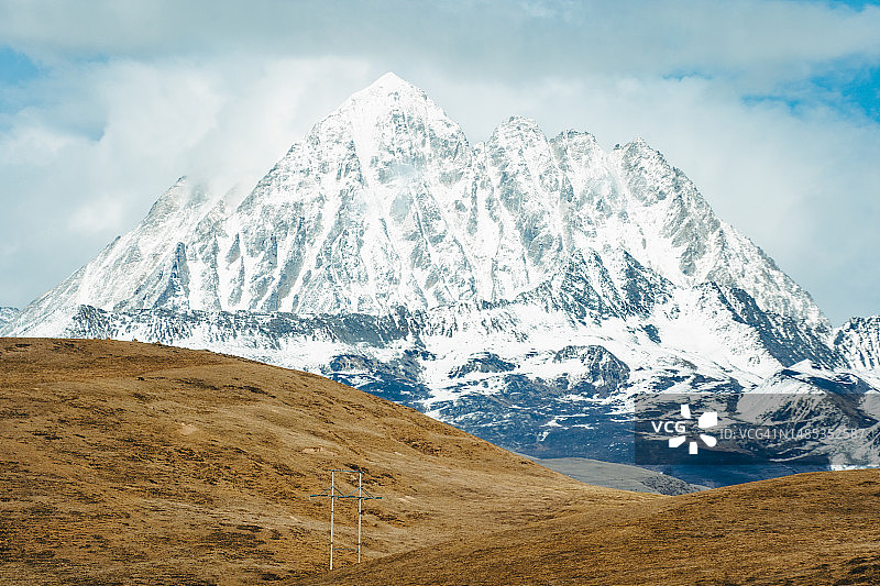 2023年4月26日，中国四川省雅拉雪山塔公草原图片素材