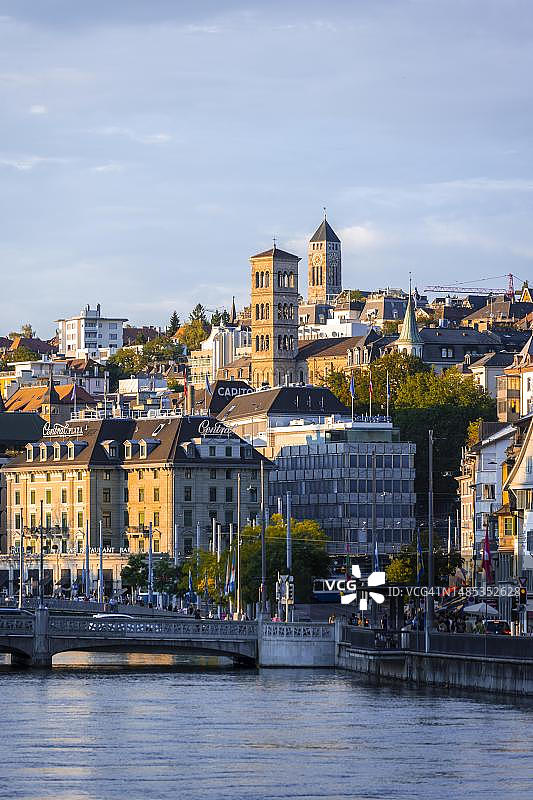 瑞士苏黎世旧城区：利马特河的傍晚倒影图片素材