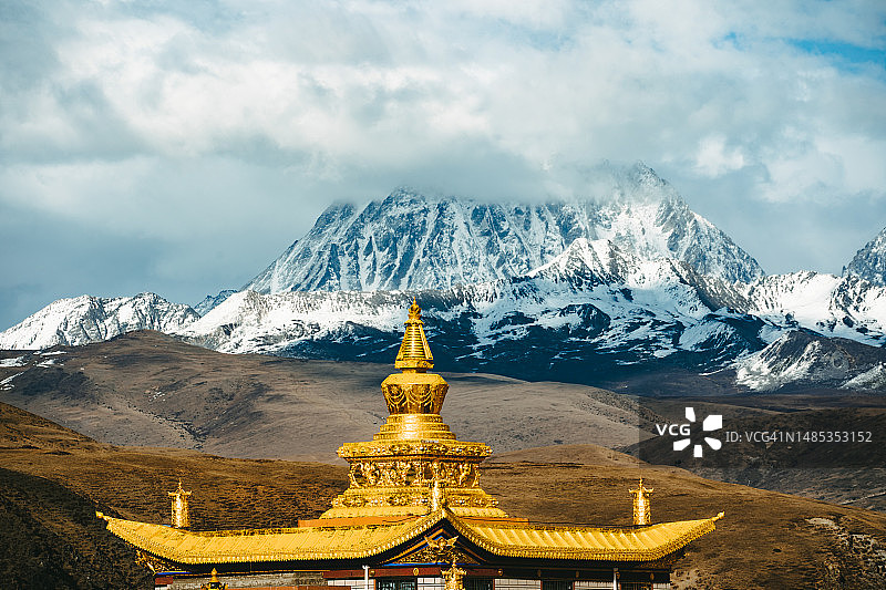 2023年4月26日，中国四川省雅拉雪山塔公草原图片素材