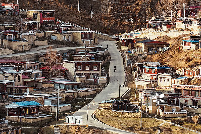 2023年4月26日，中国四川省雅拉雪山塔公草原图片素材