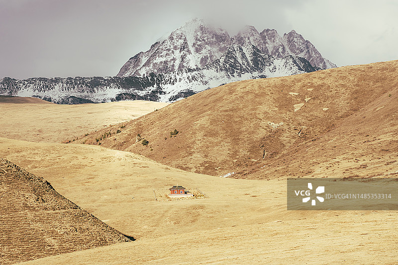 2023年4月26日，中国四川省雅拉雪山塔公草原图片素材