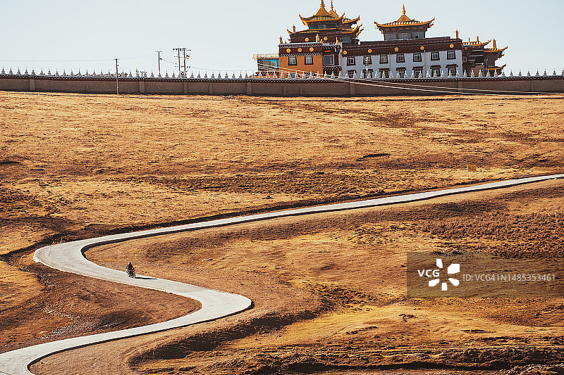 2023年4月26日，中国四川省雅拉雪山塔公草原图片素材