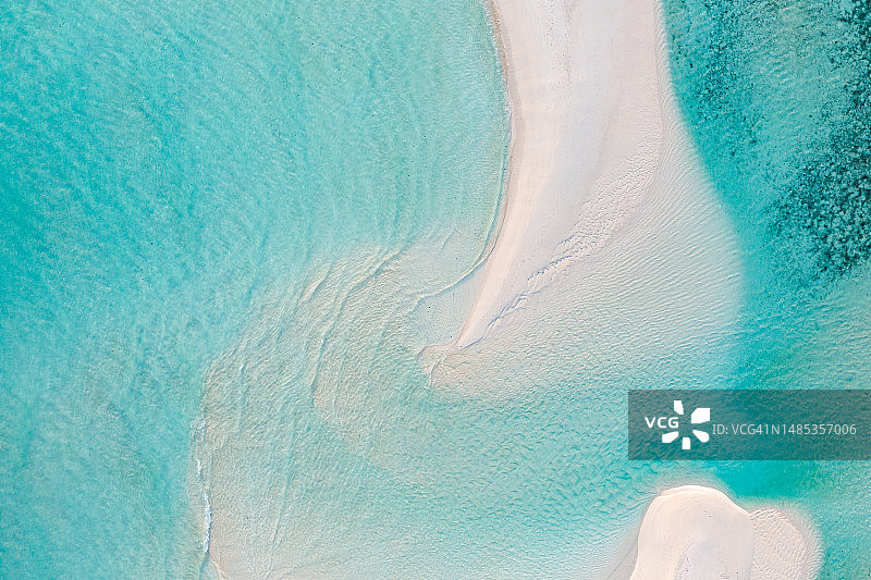 海滩海岸线鸟瞰图：热带岛屿海滩风光，绝佳的顶部景观，海浪拍打着沙滩，田园诗般的自然背景图片素材