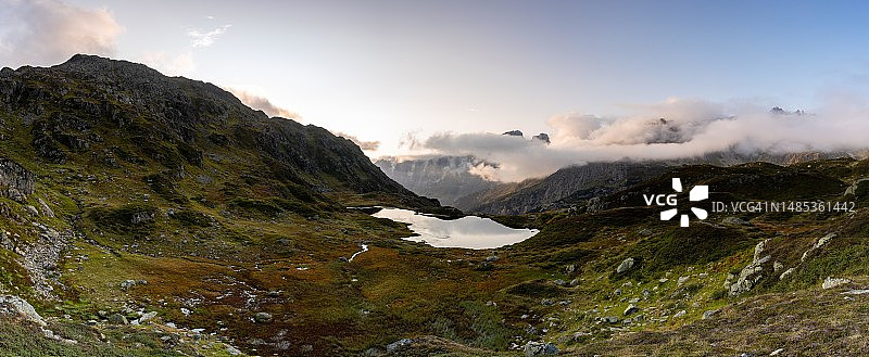 瑞士伯恩州苏斯滕山口的康斯坦茨湖图片素材
