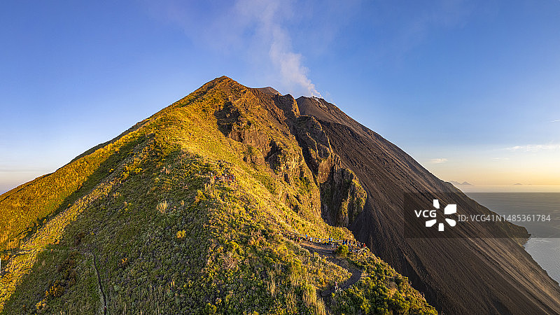 斯特龙博利火山日落无人机航拍图片素材