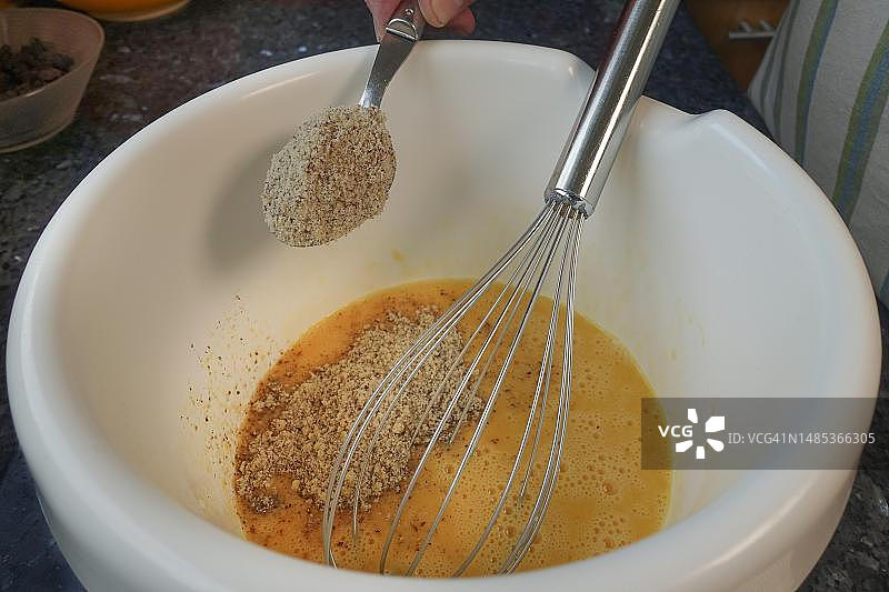 施瓦本美食：面包屑甜点Beschwipsten Ofenschlupfer制作图片素材