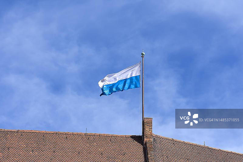 纽伦堡凯撒堡上飘扬的巴伐利亚旗帜，德国巴伐利亚州图片素材