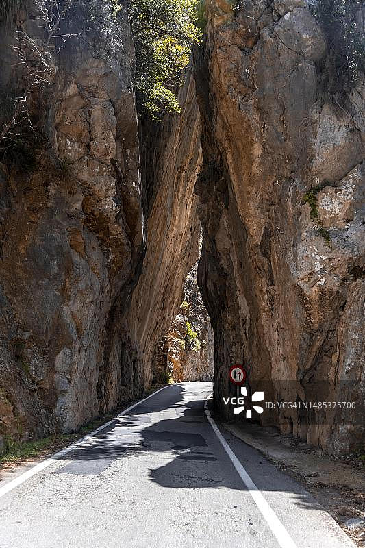 西班牙巴利阿里群岛萨科洛布拉山路岩石图片素材
