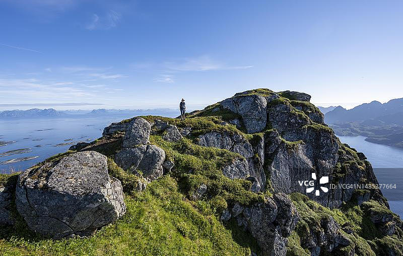 徒步者在Dronningsvarden或Stortinden山顶，挪威韦斯特拉伦群岛拉夫特桑德海和峡湾后方图片素材