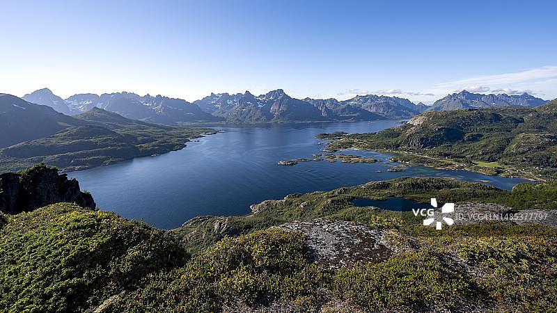 挪威韦斯特龙群岛的峡湾和山脉图片素材
