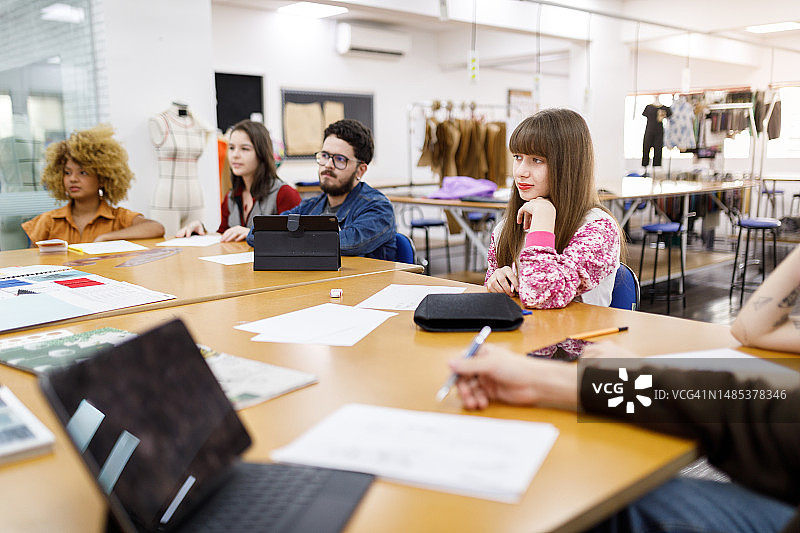 专注时尚课程的年轻学生图片素材