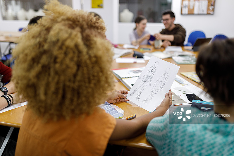 女人在课堂上手持时装速写图片素材