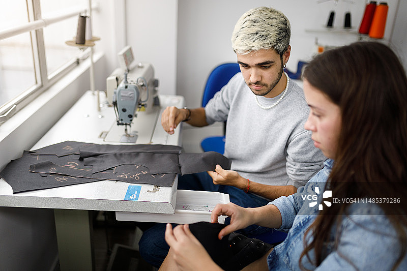 学习使用缝纫机的时尚学生图片素材