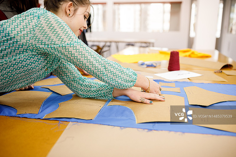 女性在织物上描绘服装图案图片素材