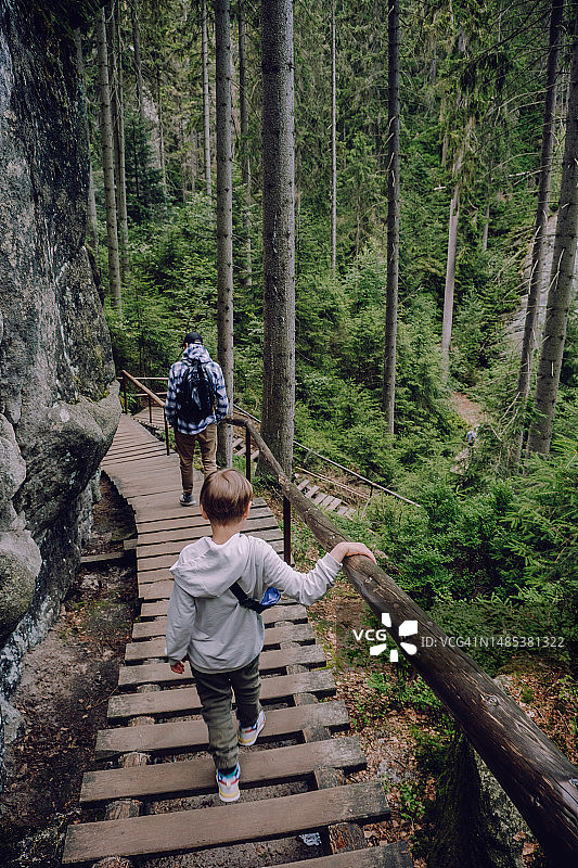 父子在阿德尔斯巴赫-泰普利采岩石，自然风光图片素材