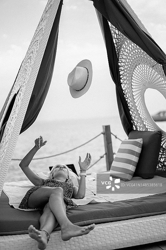 在海边凉亭里的女人，度假图片素材