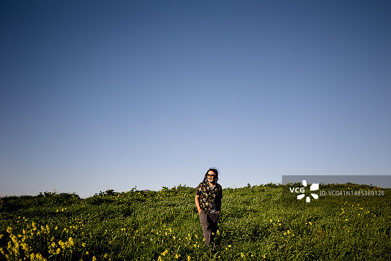 圣地亚哥花田里的49岁男人图片素材