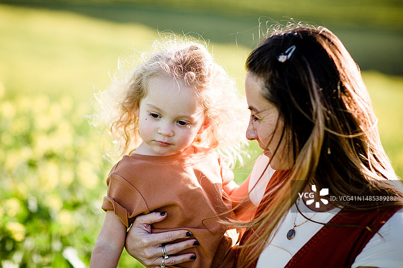 圣地亚哥花田里的母女图片素材